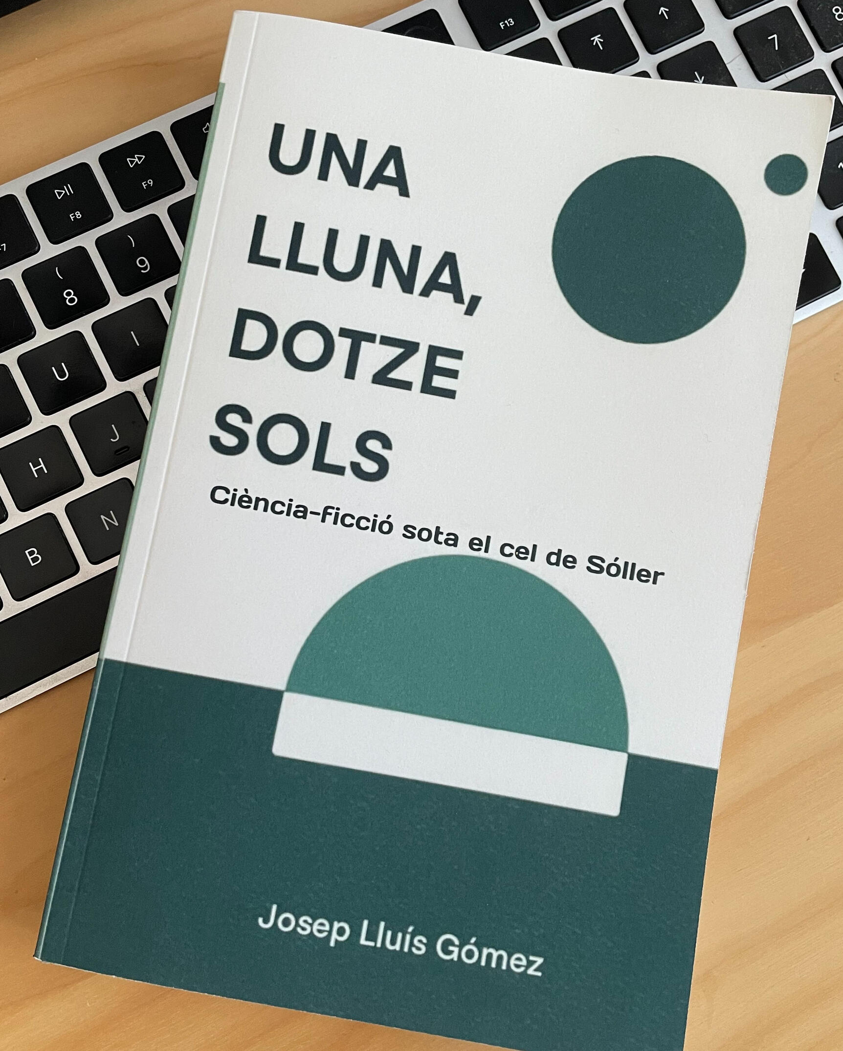Portada d'Una lluna, dotze sols, de Josep Lluís Gómez Andreu Portada de La dansa dels mons, de Josep Lluís Gómez Andreu